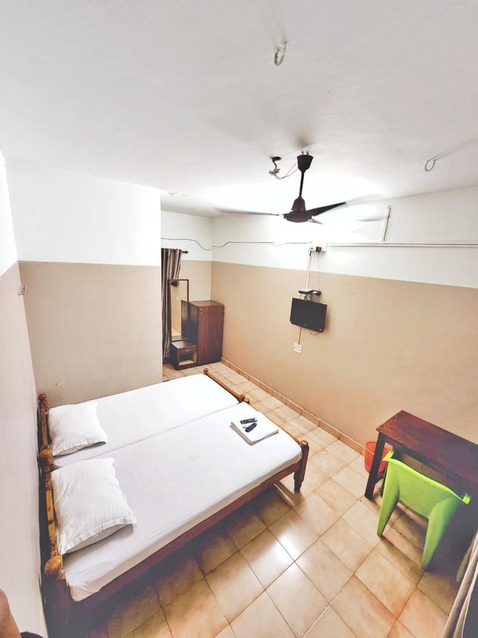 ホテル Apsara Residency Perintalmanna エクステリア 写真
