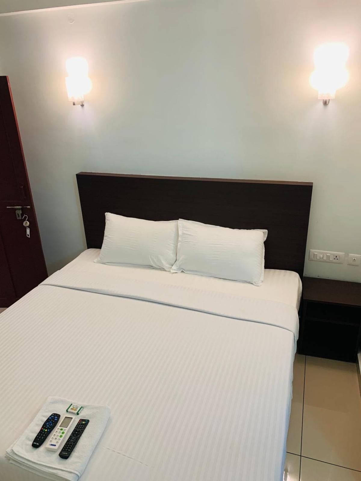 ホテル Apsara Residency Perintalmanna エクステリア 写真