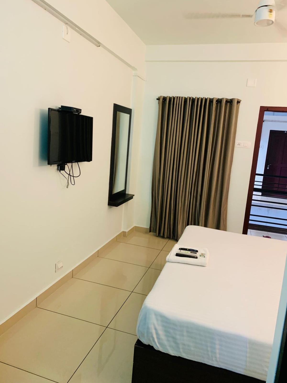 ホテル Apsara Residency Perintalmanna エクステリア 写真