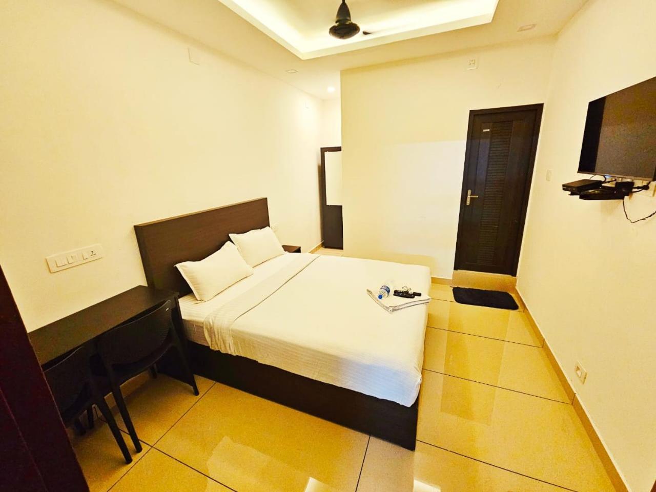 ホテル Apsara Residency Perintalmanna エクステリア 写真