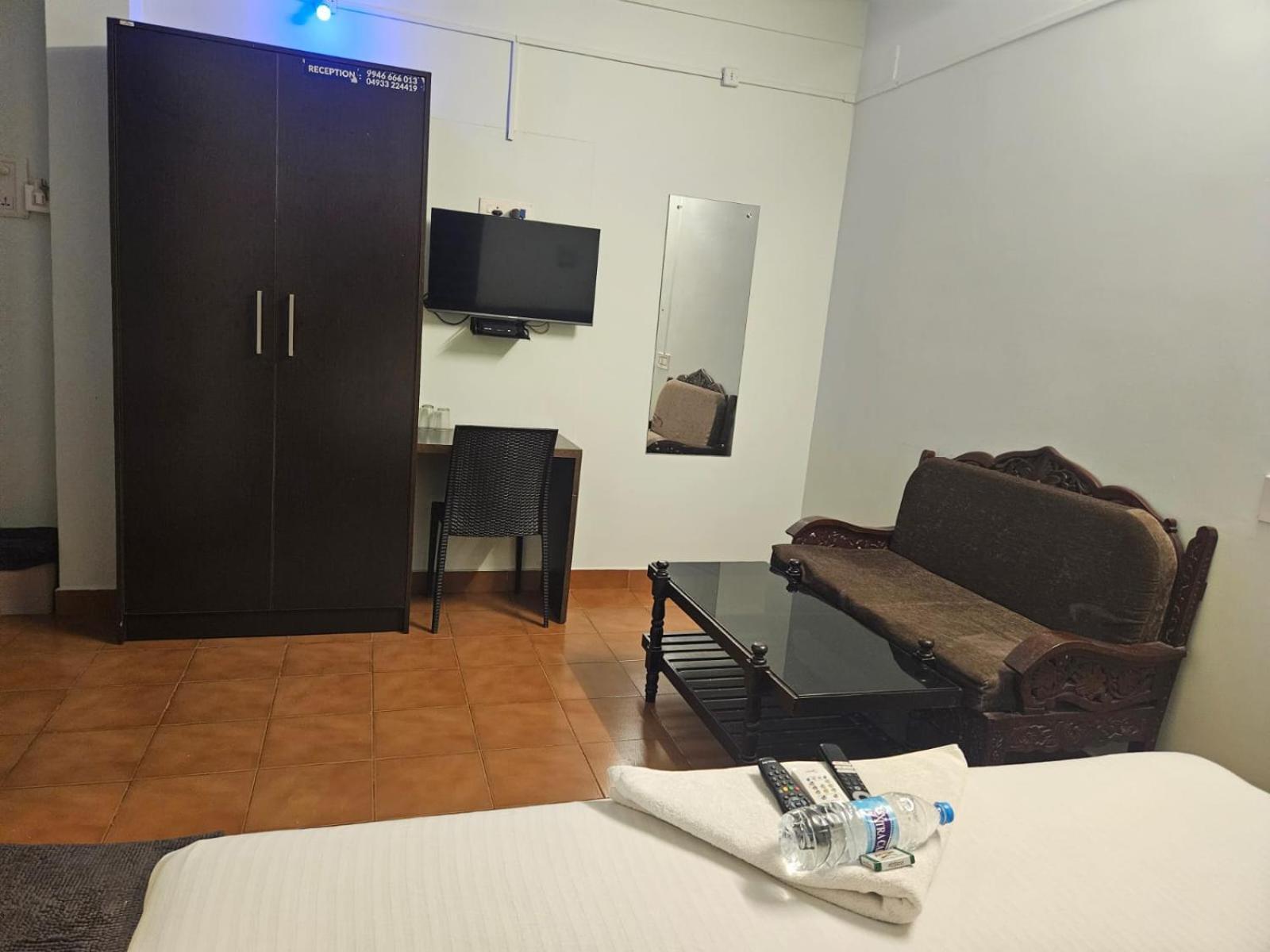 ホテル Apsara Residency Perintalmanna エクステリア 写真