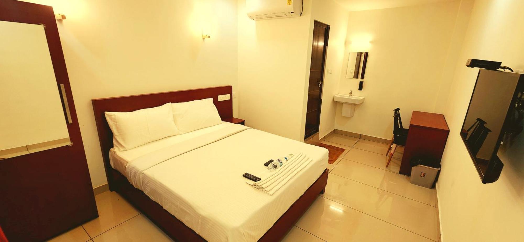 ホテル Apsara Residency Perintalmanna エクステリア 写真