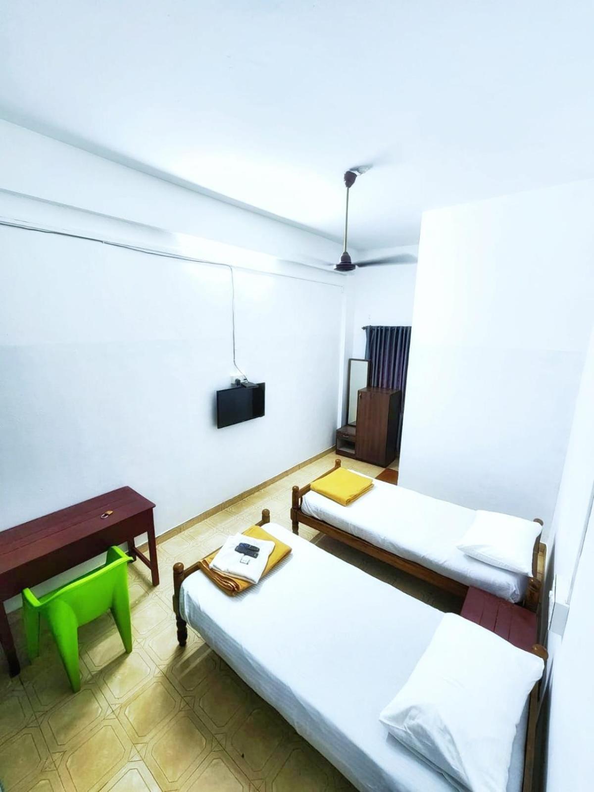 ホテル Apsara Residency Perintalmanna エクステリア 写真